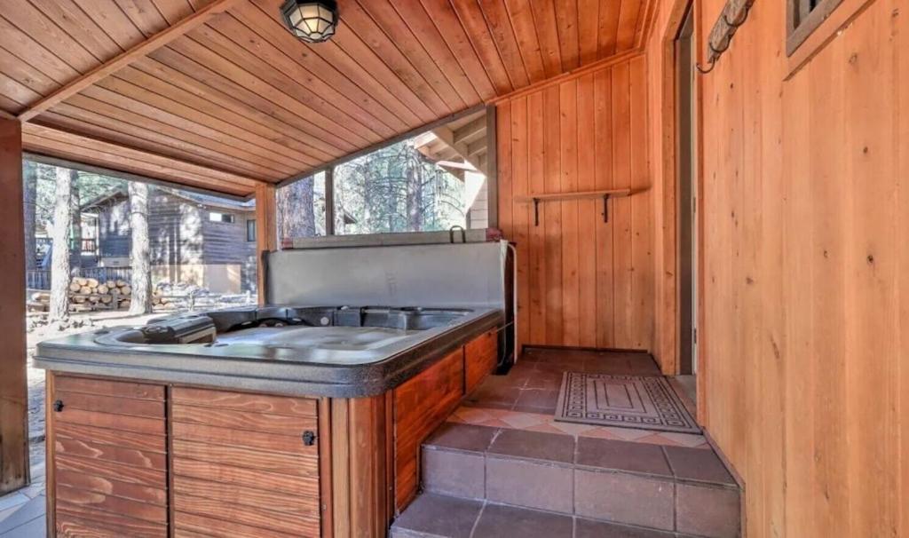 Kathys Cabin, King Bed, Hot Tub, Near-Nau & Downtown Attractions, Perfect Year-Round Mountain Getaway Флагстаф Екстериор снимка